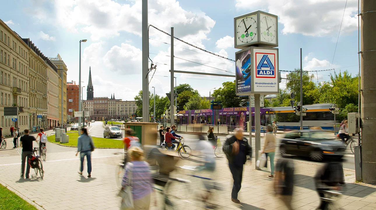 Uhrenwerbung · Stark frequentierte Plätze